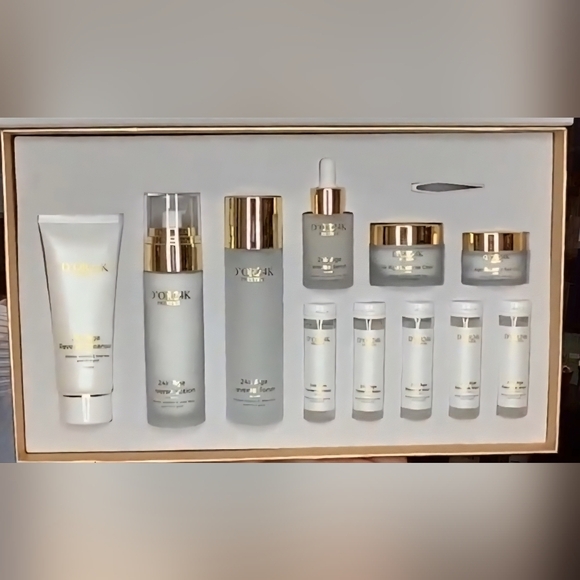 🎁 NEW • Luxury Age-Renewal Skincare Set with 24K Elements - Picture 2 of 9